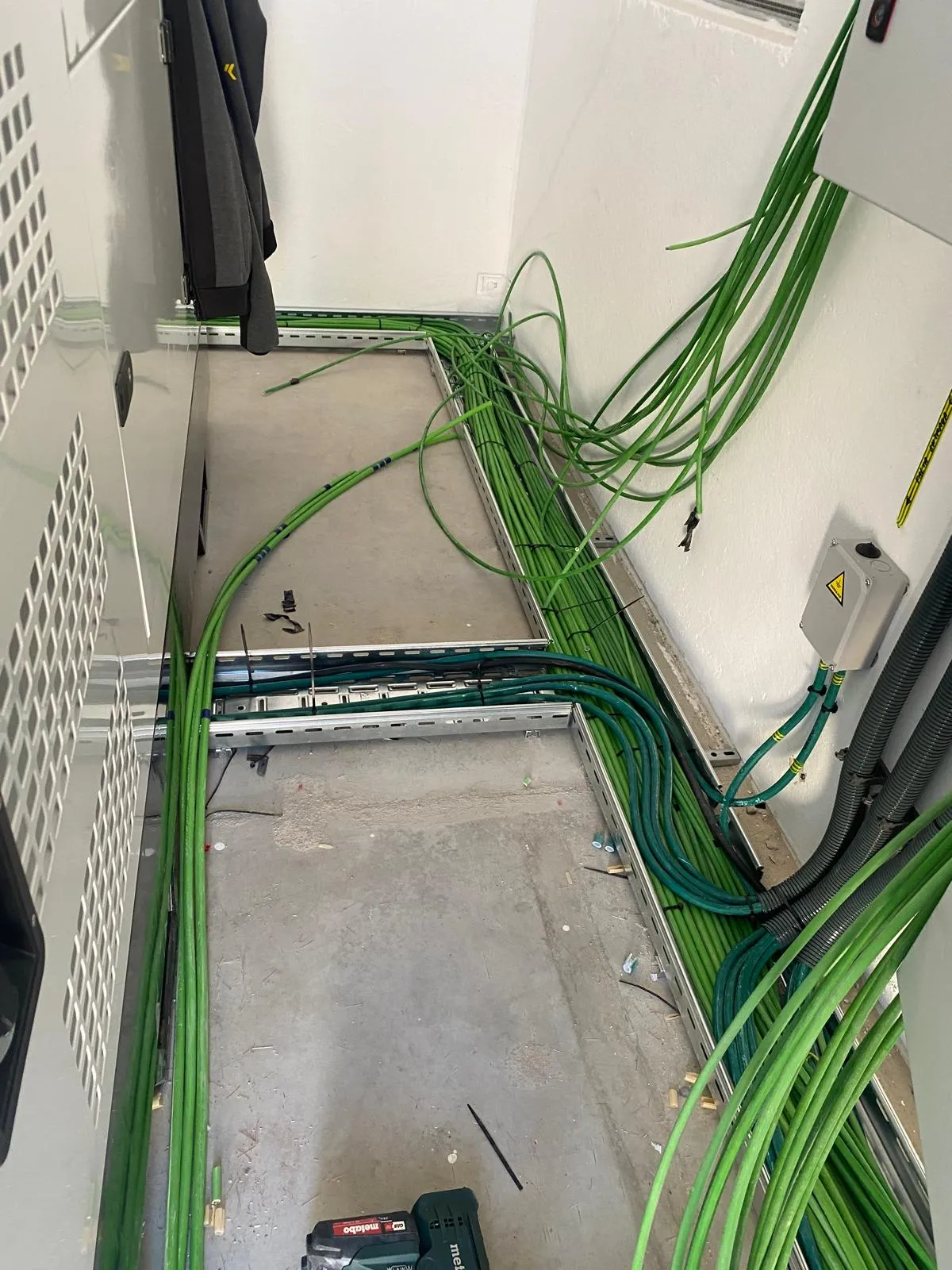 Tendido de cableado de potencia en sala de cuadros eléctricos
