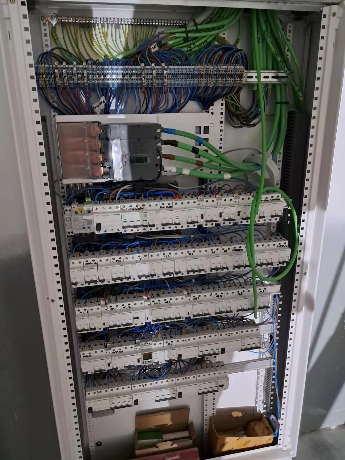 Cuadro eléctrico industrial con automatismos y cableado de control